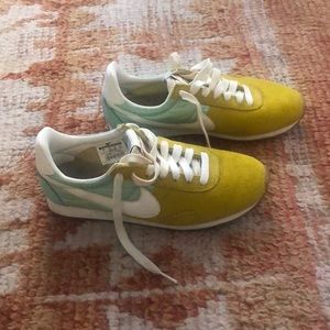 *BRAND NEW* NEW NIKE VINTAGE SPORTS SNEAKERS